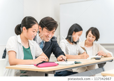 由老師指導在補習班/學校教室學習的小學、初中、高中兒童(女生) 由老師指導在補習班/學校教室學習的小學、初中、高中兒童(女生) 117342667