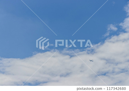 漂浮在藍天上的雲彩 117342680