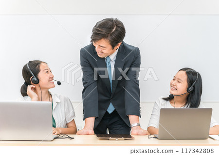 Teachers, teachers and children (girls, Japanese) who give English conversation listening and hearing lessons in school classes and cram schools 117342808