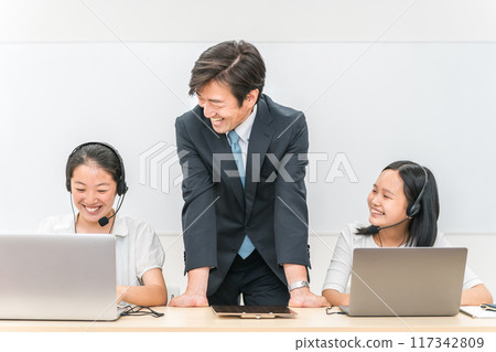 在學校班級和補習班教授英語會話聽力和聽力課程的教師，教師和兒童（女孩，日本人） 117342809