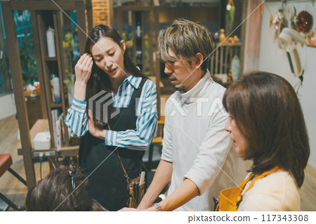 hairdressing salon, practicing, practise 117343308