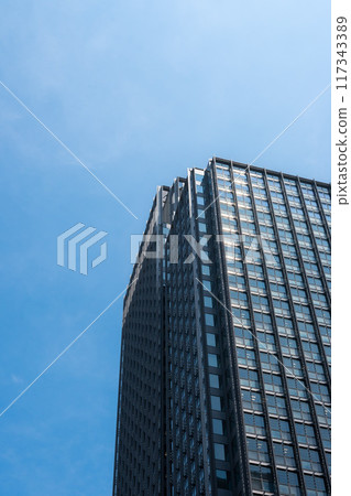 Blue sky and Marunouchi Building 117343389