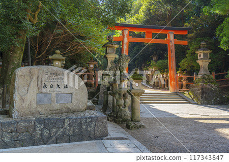 奈良公園、春日大社參道、二之鳥居、世界遺產紀念碑 117343847
