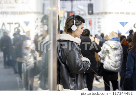 戴耳機的年輕人，個人資料 117344491