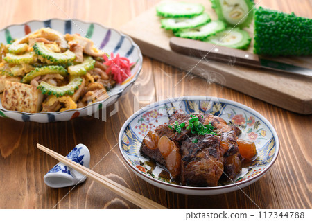 沖繩的靈魂食物：烤軟骨 soki 和苦瓜 champuru 117344788