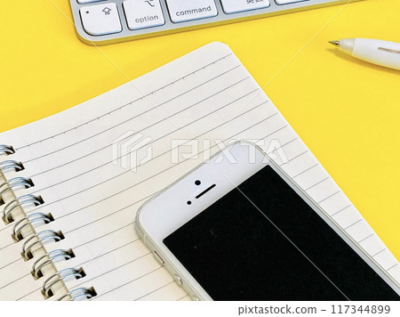 環形筆記本和智慧型手機 環形筆記本和智慧型手機 117344899
