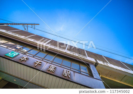 日本千葉城市景觀千葉市中央區長洲本千葉站和飛過天空的飛機= 2020年8月12日 117345002