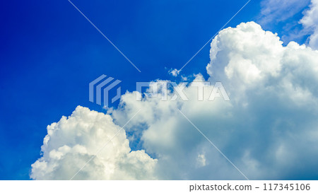 夏天的天空和雷雲天氣 117345106