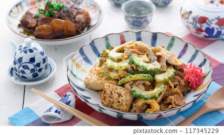 沖繩料理 苦瓜 champuru 和烤軟骨 soki 117345229