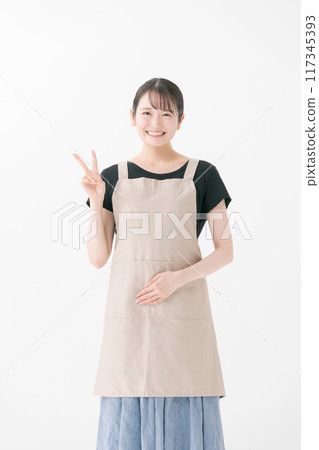 穿著圍裙的女咖啡館員工 117345393