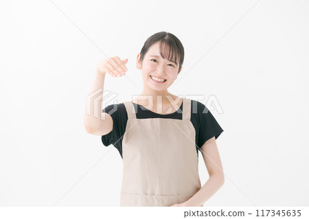 一個女人做出招手的手勢 117345635