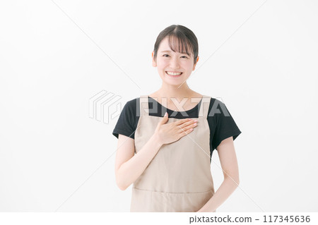 穿著圍裙的女咖啡館員工 117345636