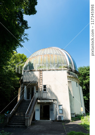 日本國家天文台天文台歷史博物館(大型赤道儀室)的外觀,晴朗的夏季天氣,東京三鷹市 日本國家天文台天文台歷史博物館(大型赤道儀室)的外觀,晴朗的夏季天氣,東京三鷹市 117345998