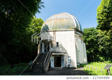 日本國家天文台天文台歷史博物館(大型赤道儀室)的外觀,陽光明媚的夏日藍天,東京三鷹市 日本國家天文台天文台歷史博物館(大型赤道儀室)的外觀,陽光明媚的夏日藍天,東京三鷹市 117345999