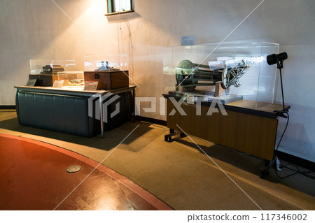 參觀東京三鷹市國立天文台天文台歷史博物館(大赤道室)的展品 參觀東京三鷹市國立天文台天文台歷史博物館(大赤道室)的展品 117346002