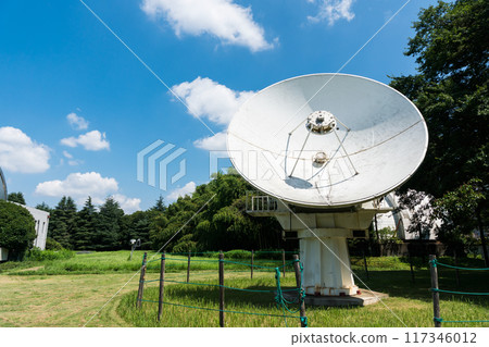 日本國家天文台6米毫米波射電望遠鏡，晴朗的夏日天空，東京三鷹市 117346012