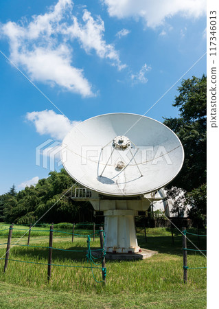 抬頭仰望日本國立天文台6米毫米波射電望遠鏡,夏日晴朗的藍天,東京三鷹市 抬頭仰望日本國立天文台6米毫米波射電望遠鏡,夏日晴朗的藍天,東京三鷹市 117346013