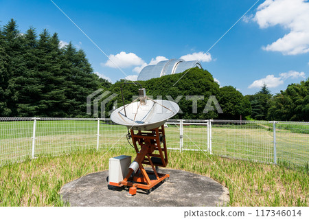 日本國家天文台 1.2m 太陽射電望遠鏡，晴朗的夏日天空，東京三鷹市 117346014