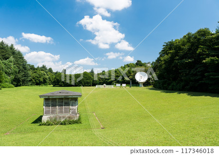 國家天文台、子午線標記和電波望遠鏡，晴朗的夏日藍天，東京三鷹市 117346018