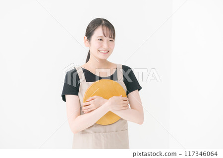 Female cafe staff wearing an apron 117346064