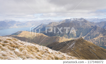 Beautiful alpine landscape with freshly snowed mountains, mountain ranges and a lake, New Zealand 117346072