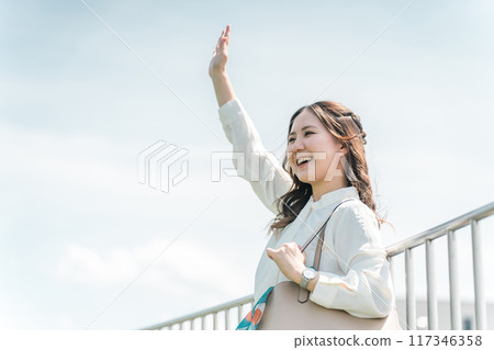 女商人在會議上揮手（問候，很快再見，早安） 117346358