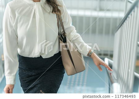 一名女性/女商人在辦公室爬樓梯（早上、上班、上班、通勤） 117346493
