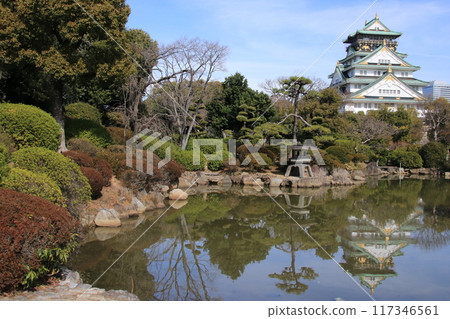 大阪城日本花園池塘表面反射的城堡塔樓 117346561
