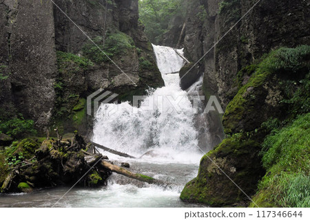 The powerful and majestic Momiji Falls in Momijidani, Sounkyo, Hokkaido 117346644