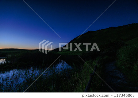 梭尼高原 夕陽映照下的黑山上有影子。 117346803