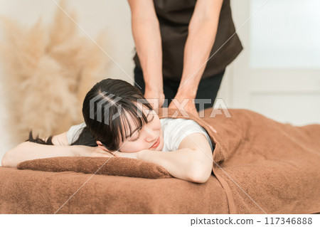 Women and chiropractors/therapists attending chiropractic clinics, osteopathic clinics, and massage clinics 117346888