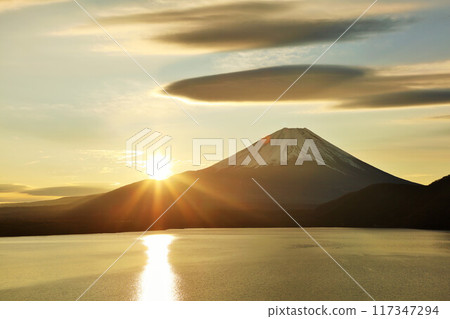 Japan's dawn Mt Fuji and the sun 117347294