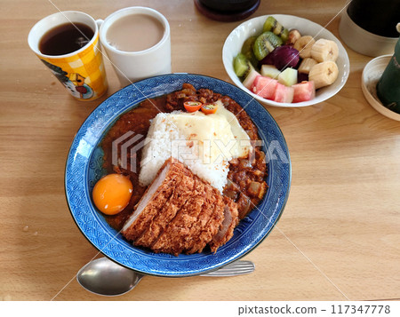 看起來很美味的咖哩飯(炸肉排、炸豬排、油炸食品) 看起來很美味的咖哩飯(炸肉排、炸豬排、油炸食品) 117347778