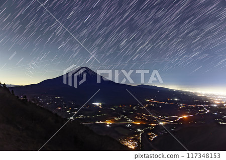 從毛無山看到的富士山和朝霧高原的夜景以及星空 從毛無山看到的富士山和朝霧高原的夜景以及星空 117348153