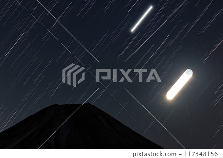 從毛無山看到的月亮和金星從富士山升起 從毛無山看到的月亮和金星從富士山升起 117348156