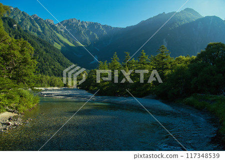 從上高地河童橋看到的穗高山脈 117348539