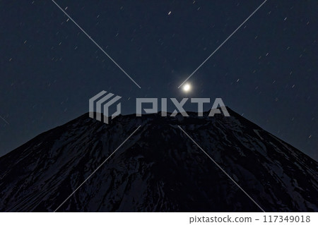 Venus rising over the summit of Mt. Fuji as seen from Mt. Kenashi Venus rising over the summit of Mt. Fuji as seen from Mt. Kenashi 117349018