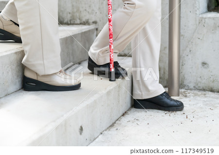 老婦人下樓梯，手邊有膝關節 117349519