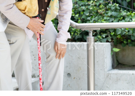 老婦人下樓梯，手邊有膝關節 117349520