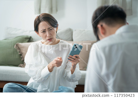 夫妻吵架互相指責 117350423