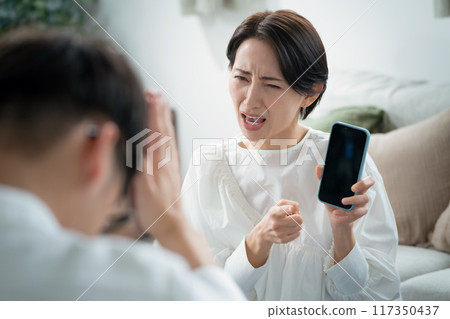 夫妻吵架互相指責 117350437