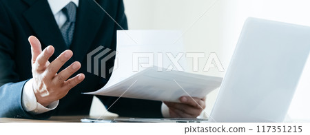 老闆一邊聽報告一邊看文件 117351215