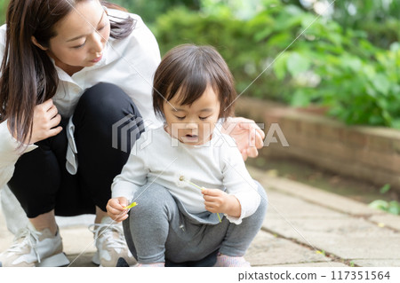 Parent and child playing in the park 117351564