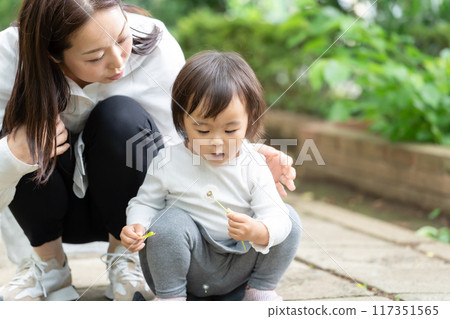 Parent and child playing in the park 117351565
