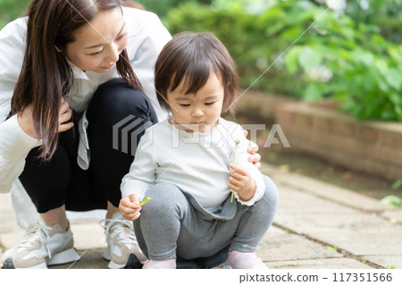 Parent and child playing in the park Parent and child playing in the park 117351566