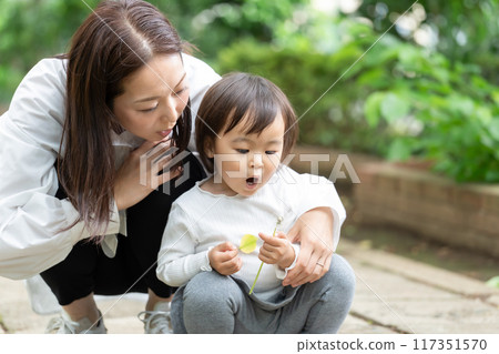 父母和孩子在公園玩耍 117351570