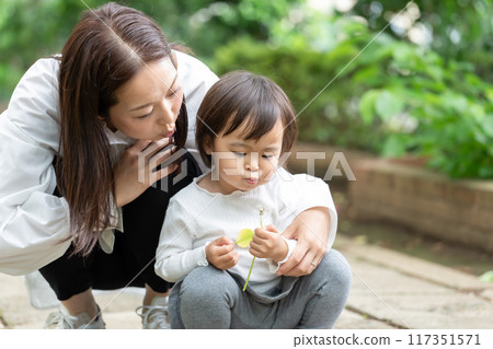 Parent and child playing in the park 117351571