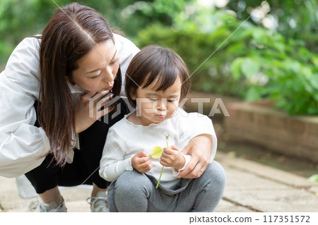 父母和孩子在公園玩耍 117351572