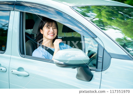 一個女人開車 一個女人開車去 117351970