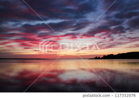 北海道佐呂湖的日出 117352076